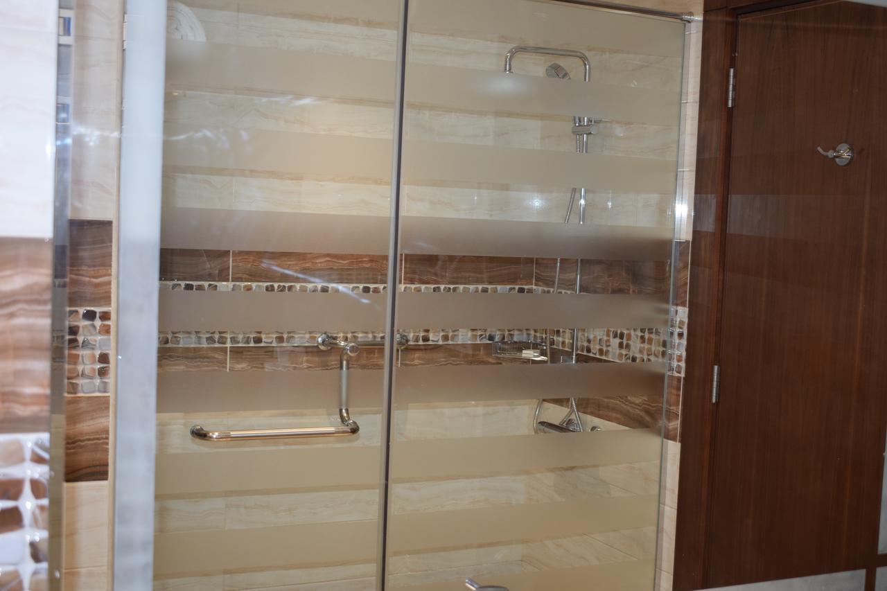 فندق توليب الذهبي بلازا New Cairo المظهر الخارجي الصورة A shower enclosure